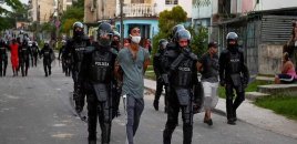 Kubada etirazçılar inzibati binaları dağıdır, saxlanılanlar var