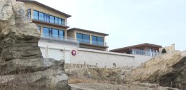 Buzovnada tarixi qayalıqlar üzərində inşa edilən qanunsuz tikililər niyə sökülmür? - VİDEO