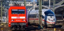 Almaniyada sərnişin qatarı relslərin üzərinə düzülmüş beton plitələrə çırpılıb