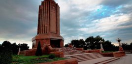 Qadın Nizami məqbərəsində körpüdən yıxıldı