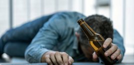 Sərxoş kişi pəncərəyə təpik atıb öldü