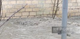 Qubada kanalizasiya borusu tutuldu, evləri çirkab su basdı - FOTO