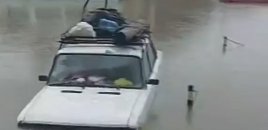 Sabunçuda maşınlar su altında qalıb - Video