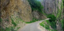 Bu yolda uçqun baş verdi - Hərəkət dayandırıldı