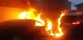 Masazırda avtomobildə başlayan yanğın digər maşına keçib - VİDEO