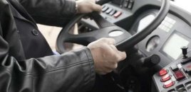 Yaşlı kişi sükan arxasında öldü