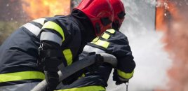 Salyanda ev yanaraq kül oldu