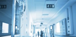 Oğlunun toyunda başına aqlay daşı düşən ata xəstəxanada öldü