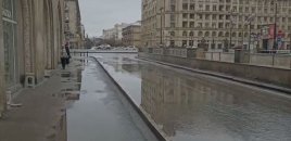 Heydər Əliyev prospektində yolların kənarına yığılmış yağış suları kənarlaşdırılıb