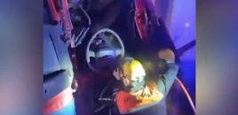 Qəzaya düşən sürücü belə xilas edildi - Video