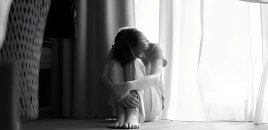 Biləsuvarda ana yemək üstündə qızını vəhşicəsinə döydü