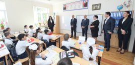 Emin Əmrullayev Qusarda məktəbdə tədris prosesi ilə tanış olub