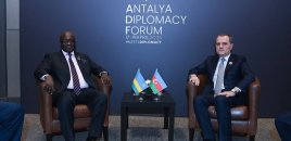 Ceyhun Bayramov ruandalı həmkarı ilə çoxtərəfli əməkdaşlığın perspektivlərini müzakirə edib