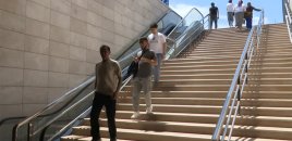Bu yoldakı keçidin eskalatorları işləmir - Video