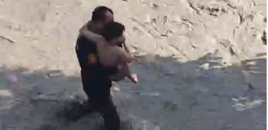 Polis çaya düşən azyaşlını xilas etdi - Babası boğuldu