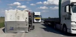 Kürdəmirdə minik avtomobili ilə yük maşını toqquşub, xəsarət alan var