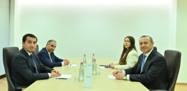Hikmət Hacıyev Ermənistanda Qriqoryanla görüşdü