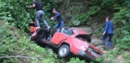 “VAZ” dərəyə yuvarlandı - Sürücü öldü, 3 sərnişin yaralandı