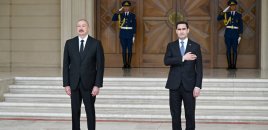 Prezident həmkarını qarşıladı