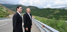 Azərbaycan və Türkmənistan prezidentləri Şuşanın Daşaltı kəndinin fonunda şəkil çəkdiriblər