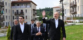 Prezidentlər Şuşada inşa edilmiş birinci yaşayış kompleksində - Fotolar