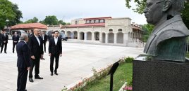 İlham Əliyev və Sərdar Berdiməhəmmədov Şuşada işğal dövründə güllələnmiş büstlərə baxıblar