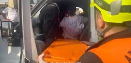 Bakıda avtomobil səkiyə çırpıldı, sürücü nəqliyyat vasitəsində sıxılı vəziyyətdə qaldı - VİDEO