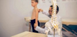Mütəxəssis xəbərdarlıq edir: Skoliozun ən kritik dövrü bu yaş arasıdır