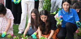Leyla Əliyeva və Arzu Əliyeva Bakı Bulvarında mövsümi güllərin əkilməsi aksiyasında iştirak ediblər - FOTO
