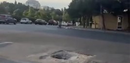Binəqədidə yol çökdü, sürücülər çətin vəziyyətə düşdü - Video