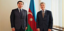Hikmət Hacıyev amerikalı professorla regional məsələləri müzakirə edib