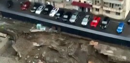 Tiflisin mərkəzində torpaq sürüşməsi: küçələr su altında qaldı