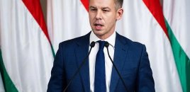 Macarıstanın baş naziri Ərdoğanın hədiyyə etdiyi tapançanı göstərdi - FOTO