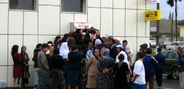 Nağdsız ödənişlər artsa da, bankomat növbələri niyə bitmir? – Ekspertlərdən açıqlama