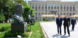 Prezidentlər işğal dövründə güllələnmiş büstlərə baxdılar