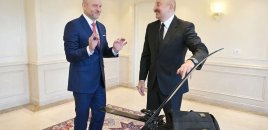 Pelleqrini İlham Əliyevə xizək hədiyyə etdi