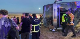 Amasyada ikimərtəbəli sərnişin avtobusu aşdı: Əlliyə yaxın yaralı var