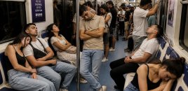 Bir neçə stansiyalıq yuxu: Metro sərnişinləri niyə yuxuya gedir?