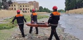 Gəncə çayında köməksiz qalan şəxs xilas edildi