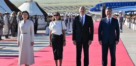 Prezident və xanımını “Yaşa mənim xalqım”la qarşıladılar - Video