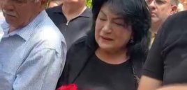 Şairə Cığatel Nəriman Həsənzadənin dəfnində göz yaşlarını saxlaya bilmədi - VİDEO