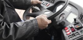 Tum çırtlayan, siqaret çəkən, evlilik təklifi edən sürücülər... Avtobuslarda nələr baş verir?