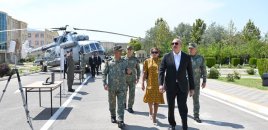 Prezidentlə xanımı komando hərbi hissələrinə Döyüş bayraqlarının verilməsi mərasimində - FOTOLAR