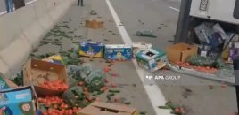 Ucarda yük maşını aşdı
