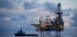 Xəzərdə qaldırıcı qurğu aşdı - İşçi öldü 