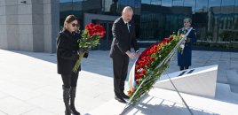 Prezidentlə xanımı Ümummilli Liderin memorial kompleksini ziyarət etdilər