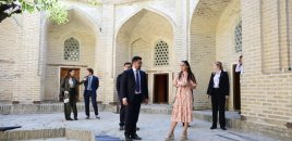 Leyla Əliyeva ilk Buxara Biennalesinin əsərləri ilə tanış olub - FOTO