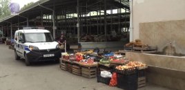 44 yaşlı kişi pula görə bazarın ortasında anasını bıçaqladı - VİDEO