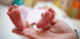 Qolları olmayan körpədən imtina edən ana: Psixoloq səbəbləri açıqladı