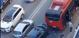 Yasamalda maşın sərnişin avtobusuna çırpıldı
